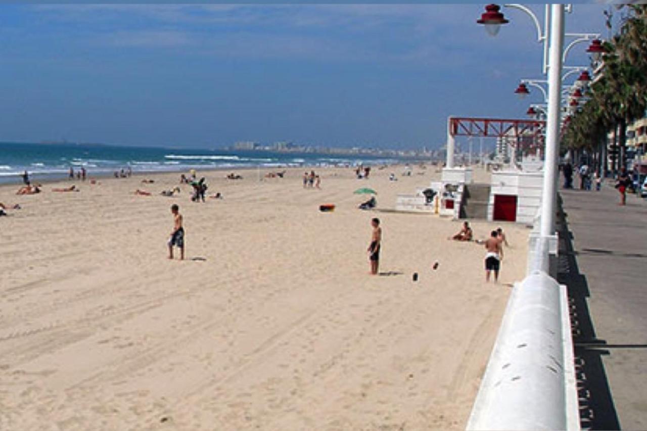 Romantica Vista Al Paseo Maritimo De Cádiz Eksteriør billede